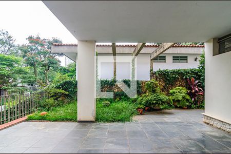 Casa à venda com 377m², 4 quartos e 4 vagas Casa à venda com 377m², 4 quartos e 4 vagasEntrada