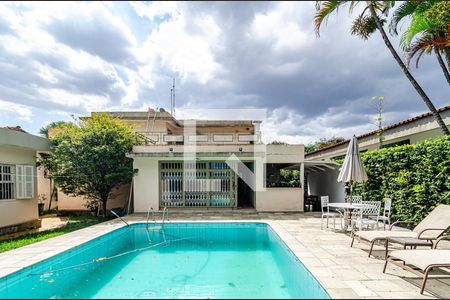 Casa à venda com 377m², 4 quartos e 4 vagas Casa à venda com 377m², 4 quartos e 4 vagasPiscina