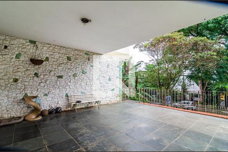 Casa à venda com 377m², 4 quartos e 4 vagas Casa à venda com 377m², 4 quartos e 4 vagasEntrada