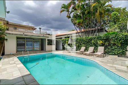 Casa à venda com 377m², 4 quartos e 4 vagas Casa à venda com 377m², 4 quartos e 4 vagasPiscina