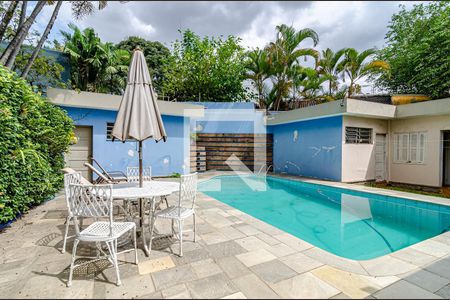 Casa à venda com 377m², 4 quartos e 4 vagas Casa à venda com 377m², 4 quartos e 4 vagasPiscina