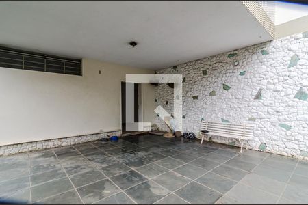 Casa à venda com 377m², 4 quartos e 4 vagas Casa à venda com 377m², 4 quartos e 4 vagasEntrada