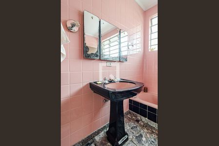 Casa à venda com 377m², 4 quartos e 4 vagas Casa à venda com 377m², 4 quartos e 4 vagasBanheiro da suíte 1