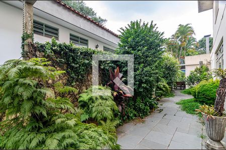 Casa à venda com 377m², 4 quartos e 4 vagas Casa à venda com 377m², 4 quartos e 4 vagasJardim