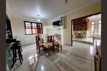 Casa à venda com 4 quartos, 325m² em Santa Rosa, Belo Horizonte