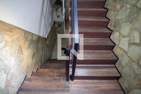 Casa à venda com 326m², 5 quartos e 3 vagasEscada