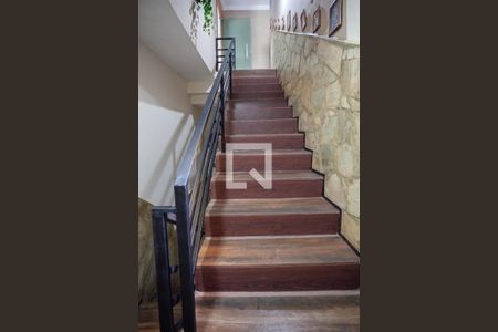 Casa à venda com 326m², 5 quartos e 3 vagasEscada