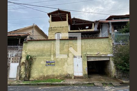 Casa à venda com 3 quartos, 150m² em Santa Efigênia, Belo Horizonte