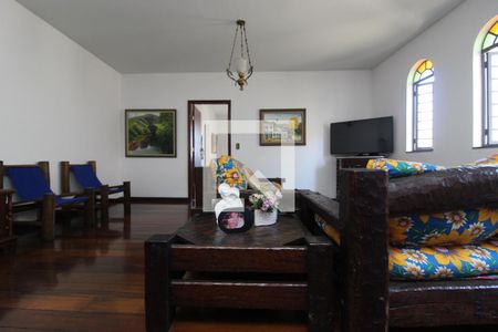 Casa à venda com 320m², 6 quartos e 3 vagas