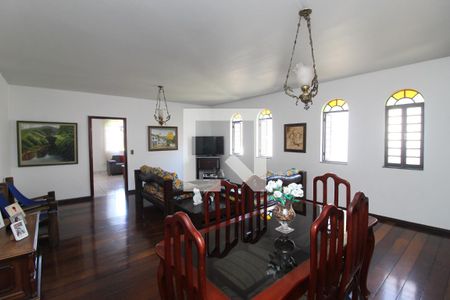 Casa à venda com 320m², 6 quartos e 3 vagas