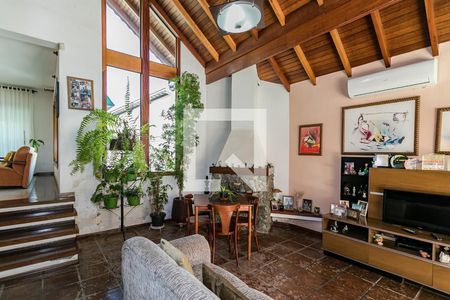 Sala de Lareira de casa para alugar com 3 quartos, 306m² em Vila Oliveira, Mogi das Cruzes