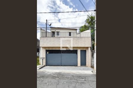 Casa à venda com 220m², 4 quartos e 2 vagas Casa à venda com 220m², 4 quartos e 2 vagasFachada