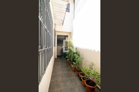 Casa à venda com 220m², 4 quartos e 2 vagas Casa à venda com 220m², 4 quartos e 2 vagasÁrea de Serviço / Corredor Lateral