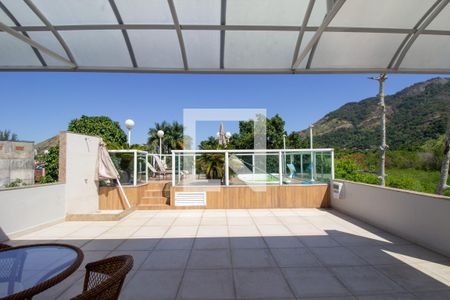 Casa de condomínio à venda com 300m², 5 quartos e 2 vagasTerraço