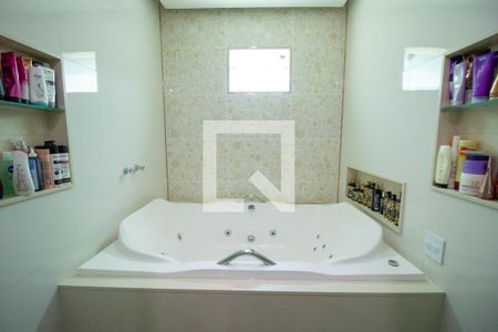 Casa de condomínio à venda com 300m², 5 quartos e 2 vagasBanheiro da Suíte 5