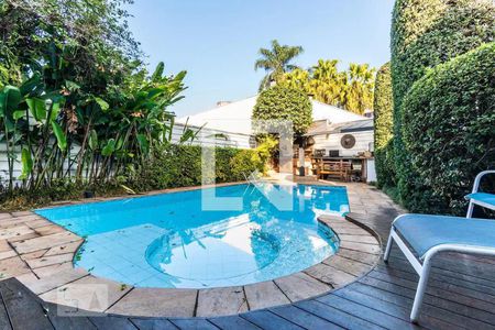 Casa à venda com 405m², 5 quartos e 4 vagas Casa à venda com 405m², 5 quartos e 4 vagasQuintal