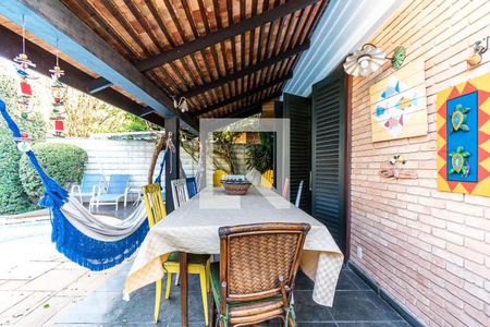 Casa à venda com 405m², 5 quartos e 4 vagas Casa à venda com 405m², 5 quartos e 4 vagasQuintal