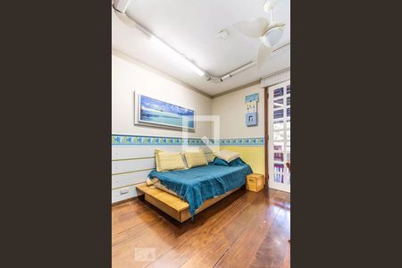 Casa à venda com 405m², 5 quartos e 4 vagas Casa à venda com 405m², 5 quartos e 4 vagasQuarto 4