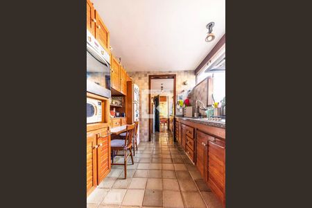 Casa à venda com 405m², 5 quartos e 4 vagas Casa à venda com 405m², 5 quartos e 4 vagasCozinha