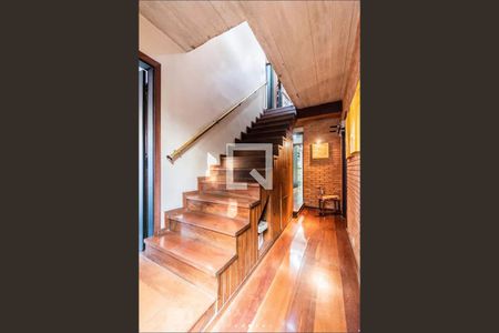 Casa à venda com 405m², 5 quartos e 4 vagasEscada