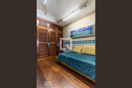 Casa à venda com 405m², 5 quartos e 4 vagas Casa à venda com 405m², 5 quartos e 4 vagasQuarto 4