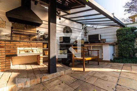 Casa à venda com 405m², 5 quartos e 4 vagas Casa à venda com 405m², 5 quartos e 4 vagasQuintal