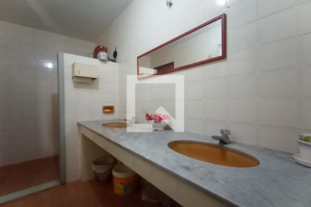 Casa à venda com 680m², 8 quartos e 9 vagasBanheiro de Serviço