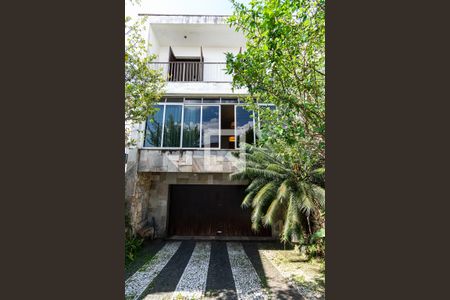 Casa à venda com 300m², 4 quartos e 5 vagasFachada