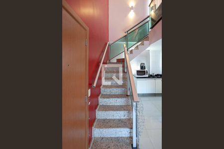 Apartamento para alugar com 216m², 3 quartos e 3 vagas Apartamento para alugar com 216m², 3 quartos e 3 vagasEscada