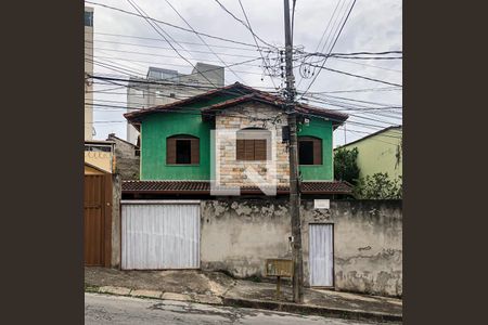 Casa à venda com 140m², 3 quartos e 3 vagas Casa à venda com 140m², 3 quartos e 3 vagasFachada