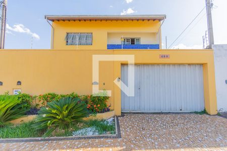 Casa à venda com 260m², 3 quartos e 3 vagasFachada