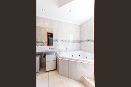 Casa à venda com 340m², 4 quartos e 6 vagasBanheiro da Suíte