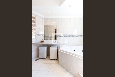 Casa à venda com 340m², 4 quartos e 6 vagasBanheiro da Suíte