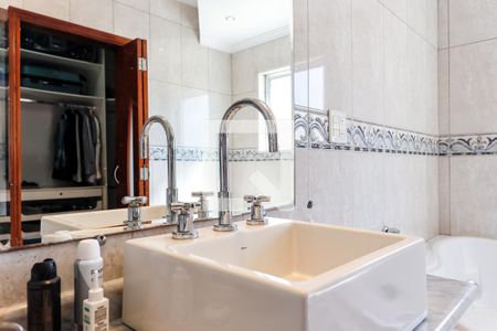 Casa à venda com 340m², 4 quartos e 6 vagasBanheiro da Suíte