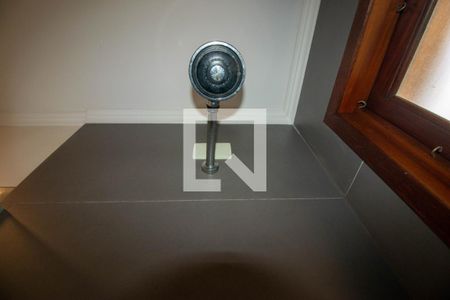 Banheiro de apartamento à venda com 1 quarto, 50m² em Santa Cecília, Porto Alegre