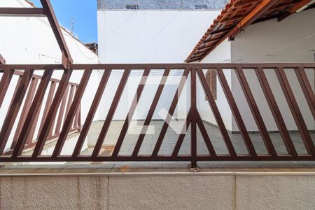 Casa à venda com 300m², 3 quartos e 3 vagas Casa à venda com 300m², 3 quartos e 3 vagasVista