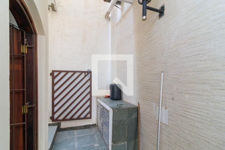 Casa à venda com 300m², 3 quartos e 3 vagas Casa à venda com 300m², 3 quartos e 3 vagasEntrada