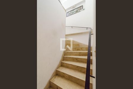 Casa à venda com 400m², 8 quartos e 1 vagaEscada acesso Casa 2