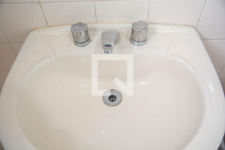 Casa à venda com 250m², 4 quartos e 2 vagasBanheiro suite 1 - Casa Fundos