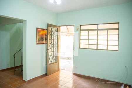 Casa à venda com 250m², 4 quartos e 2 vagasSala - Casa Fundos