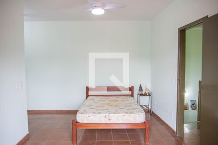 Casa à venda com 250m², 4 quartos e 2 vagasQuarto 1 Suite - Casa Fundos