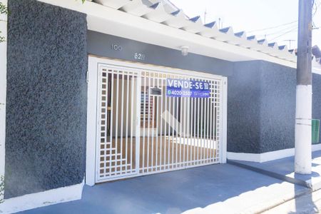 Casa à venda com 172m², 5 quartos e 5 vagas Casa à venda com 172m², 5 quartos e 5 vagasFachada