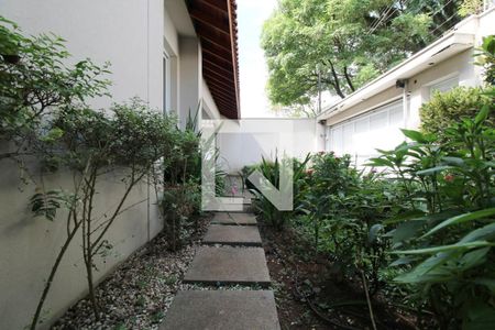 Casa à venda com 344m², 5 quartos e 4 vagas Casa à venda com 344m², 5 quartos e 4 vagasÁrea Externa