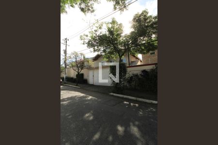 Casa à venda com 344m², 5 quartos e 4 vagas Casa à venda com 344m², 5 quartos e 4 vagasFachada