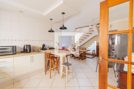 Casa à venda com 300m², 5 quartos e 4 vagasCozinha