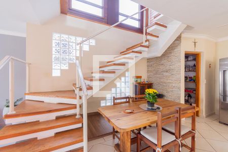 Casa à venda com 300m², 5 quartos e 4 vagasEscada