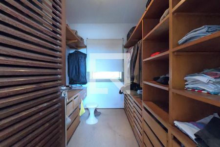Casa à venda com 500m², 3 quartos e 8 vagasCloset