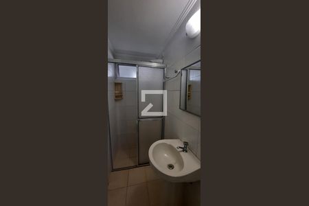 Banheiro de kitnet/studio para alugar com 1 quarto, 40m² em Centro, Campinas