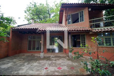 Casa à venda com 237m², 3 quartos e 3 vagas Casa à venda com 237m², 3 quartos e 3 vagasFachada