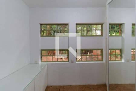 Casa à venda com 237m², 3 quartos e 3 vagas Casa à venda com 237m², 3 quartos e 3 vagasCloset
